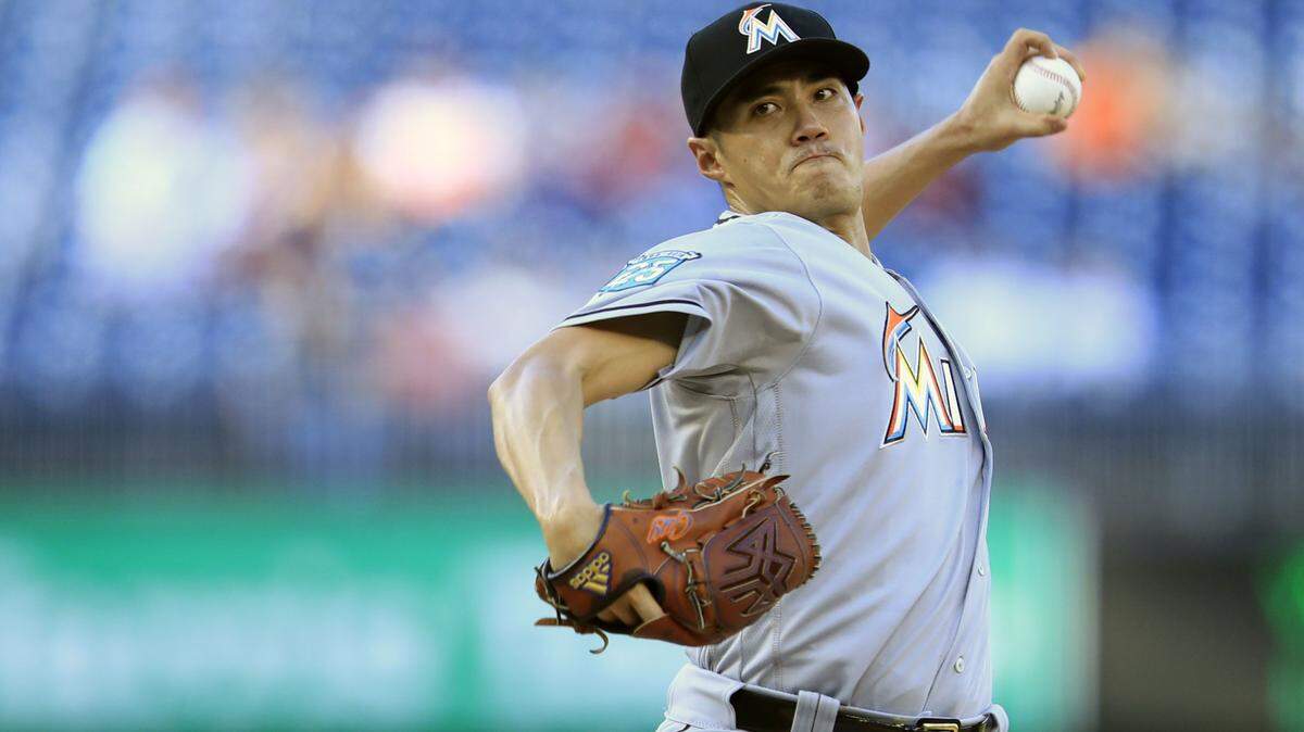 El abridor de los Marlins Wei-Yin Chen lanza en el tercer inning del partido ante los Nacionales, el 26 de septiembre de 2018 en  Washington.