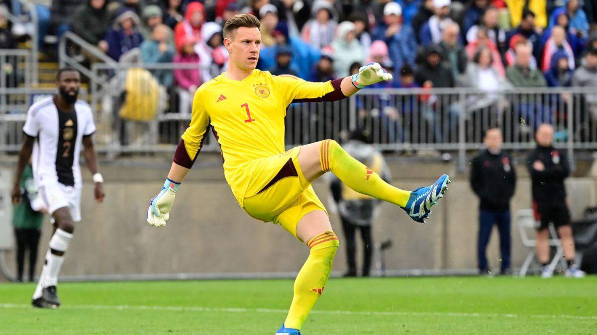 Foto de archivo. El arquero del Barcelona Marc-André Ter Stegen sufre “una rotura completa del tendón rotuliano de la rodilla derecha”, de la que fue operado este lunes, anunció el club azulgrana.