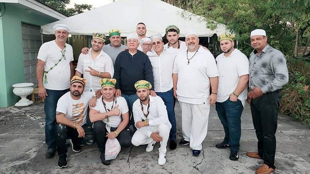 Babalawos y líderes cubanos de la religión yoruba se reúnen desde hace más de dos décadas en el sur de la Florida para elaborar la Letra del Año para Estados Unidos, distinta a la de Cuba. Para el 2024 predicen inestabilidad y una actitud irreflexiva que busca adaptarse al momento pero desvía a las personas de su objetivo y centro.