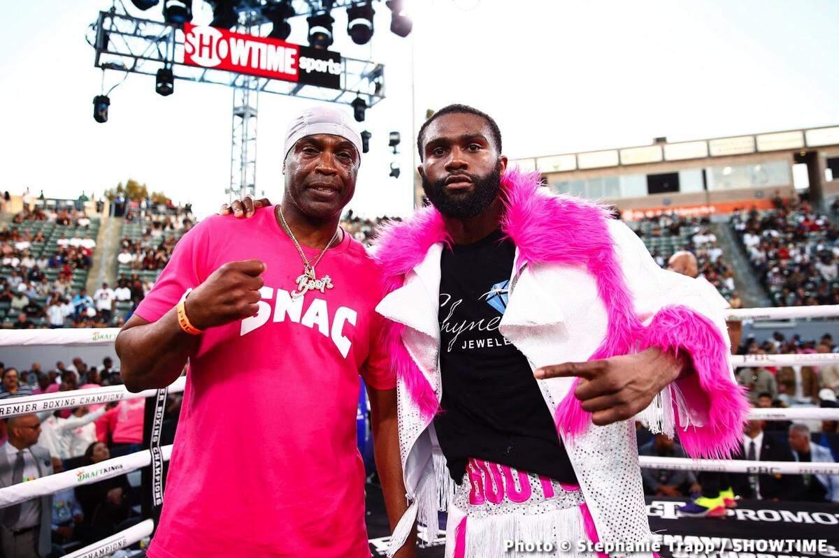 Dereck “Bozy’’ Ennis con su hijo Jaron Ennis, a quienes se une Andy Cruz en Filadelfia.