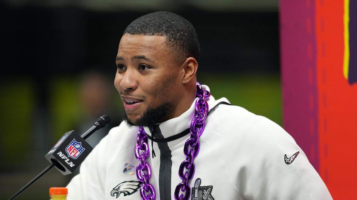 El running back de los Eagles de Filadelfia Saquon Barkley habla en una conferencia de prensa el lunes en el primer día de apertura de las actividades del Super Bowl LIX, que se celebrará el domingo 9 de febrero de 2025 en Nueva Orleans.