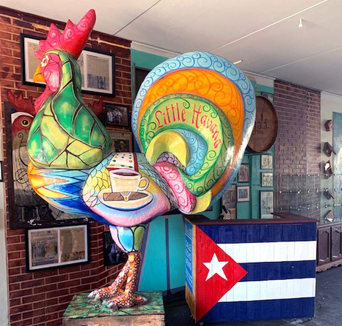 El gallo más grande, una escultura realizada en fibra de vidrio policromado por Manuel Bello.