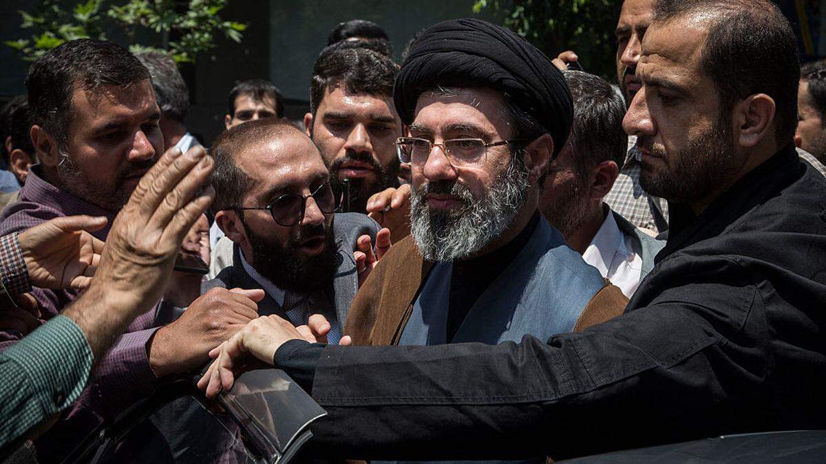 Foto de archivo del 31 de mayo de 2019 que muestra a Mojtaba Jamenei (centro), hijo del abatido líder supremo iraní, el ayatolá Ali Jamenei, participando en un evento público en Teherán, Irán. El domingo 8 de marzo de 2026, Mojtaba Jamenei fue nombrado líder supremo de Irán, reemplazando a su padre, que murió en un ataque conjunto de Estados Unidos e Israel.