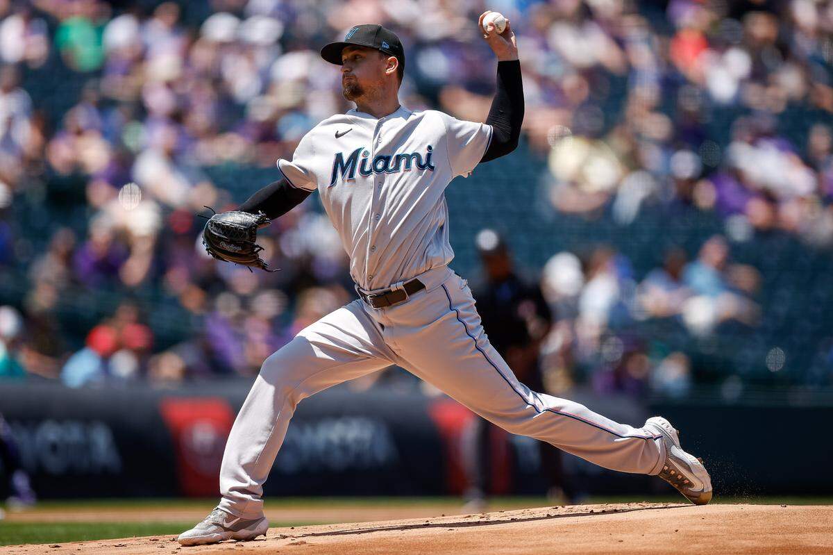 El abridor de los Marlins Braxton Garrett lanza en el primer inning del partido ante los Rockies, celebrado el 25 de mayo de 2023 en Colorado.