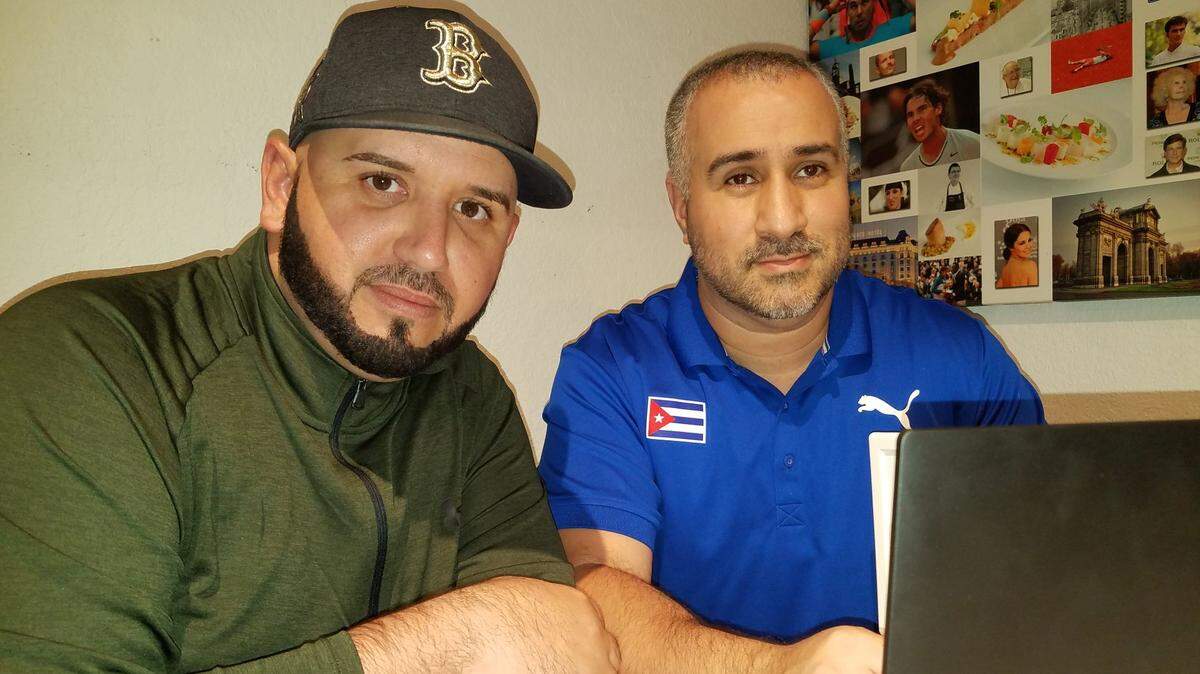 YORDANO CARMONA (i) y Yusseff Diaz, los obreros tras el blog pelota cubana.