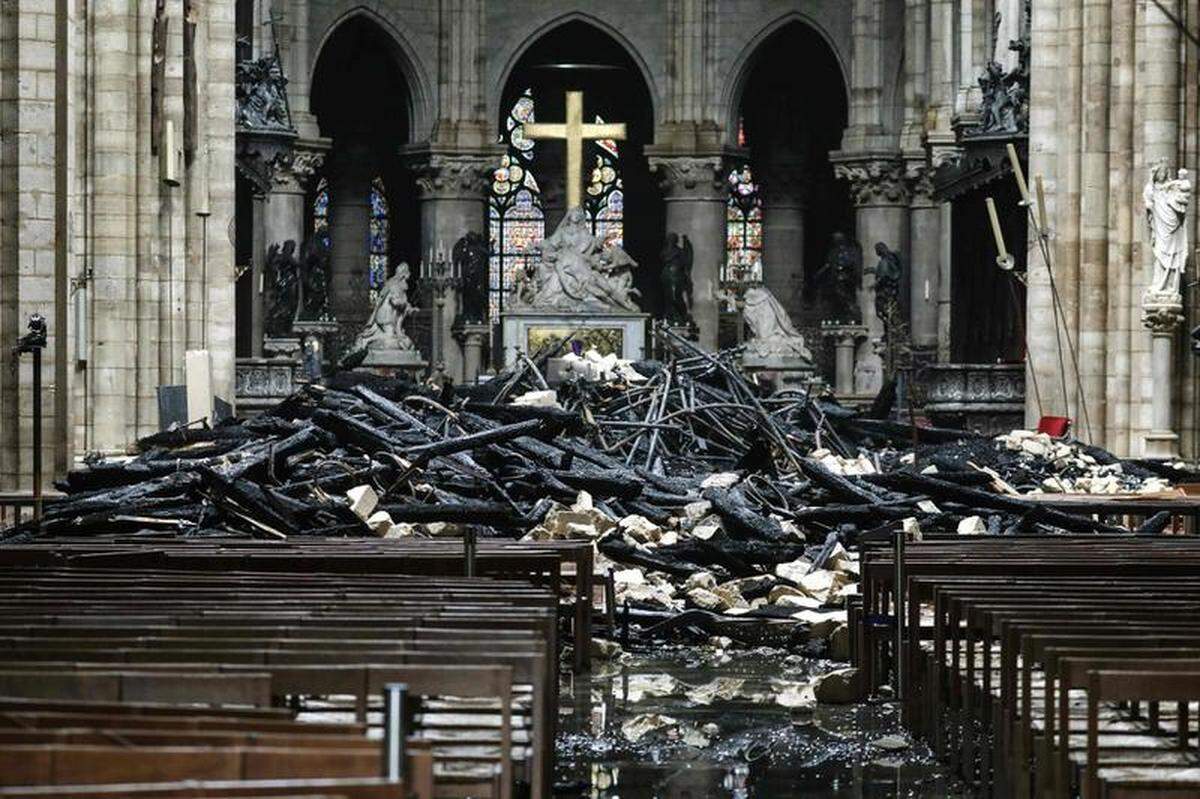 El altar de la catedral Notre Dame de París el martes 16 de abril del 2019, tras el siniestro del lunes.