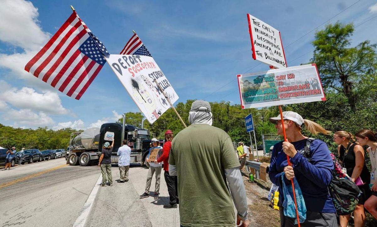 Manifestantes llegan a la entrada principal de Alligator Alcatraz, mientras legisladores y congresistas de la Florida visitan la instalación. El centro se encuentra en los Everglades de la Florida, a 36 millas al oeste del distrito financiero de Miami, en el Condado Collier, Florida, el sábado 12 de julio de 2025.