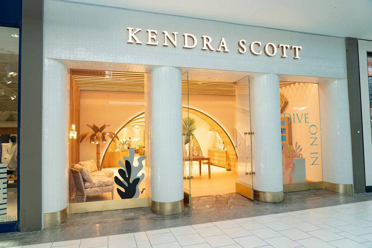 Kendra Scott abrió en el Dadeland Mall en mayo de 2024.