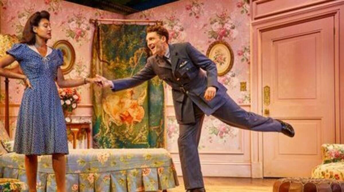Coral Gables Art Cinema estrena 'Jack Absolute Flies Again' (2022)  bajo el ciclo National Theatre Live, evento que transmite lo mejor del teatro británico en vivo desde el escenario de Londres a los cines de todo el mundo. 