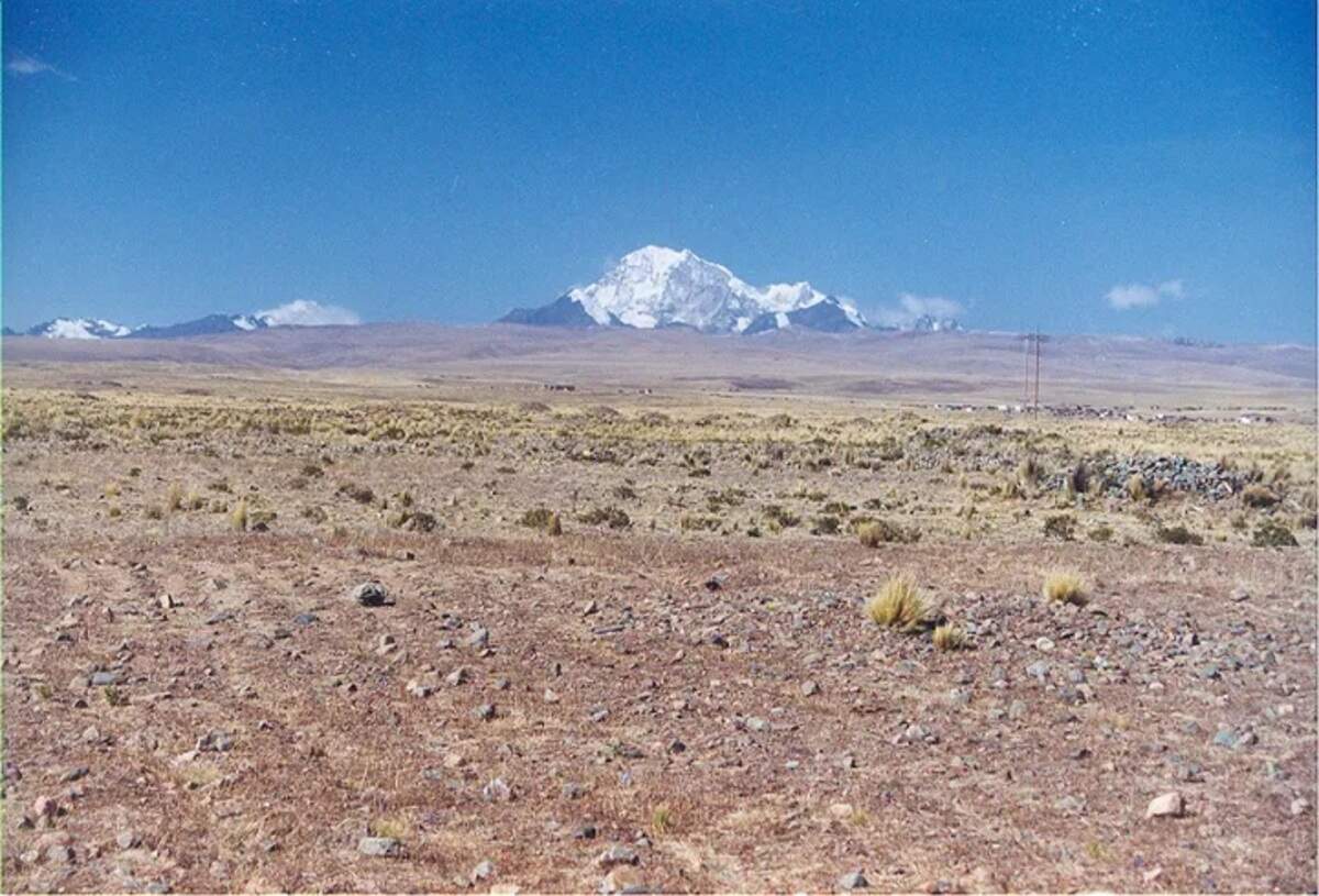 A través del Altiplano y bordeando la Cordillera Real, con sus picos nevados y un cielo azul, único en esta zona, se llega a la pequeña villa indígena de pescadores de Huatajata.