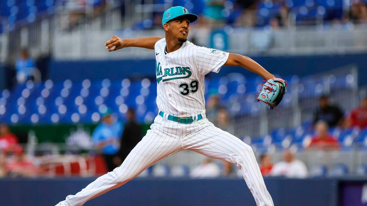 El abridor de los Marlins Eury Pérez lanza en el primer inning ante los Rojos de Cincinnati en su debut en Grandes Ligas, en el partido celebrado el 12 de mayo de 2023 en Miami.