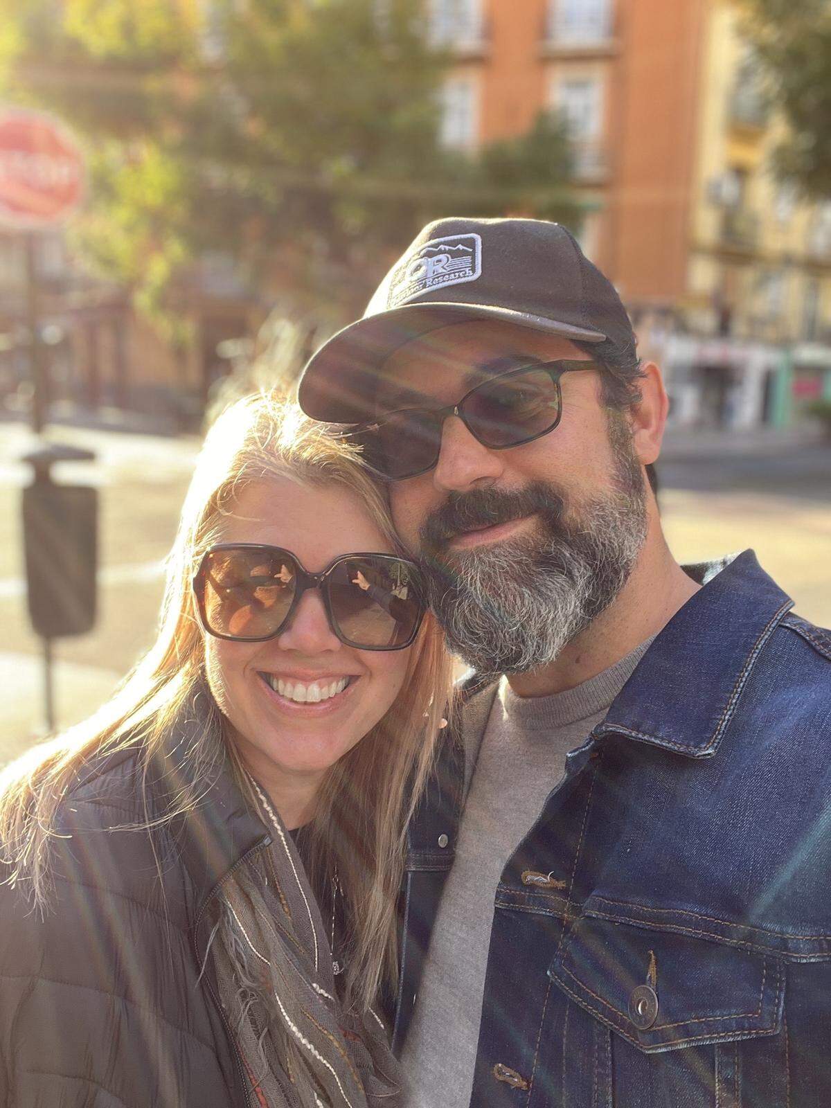 Aylin Tito, ex directora de marketing del prestigioso Museo de Arte de Boca Ratón, Florida, junto a su esposo californiano en Valencia, España.