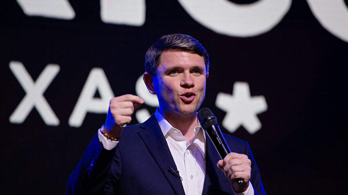 El candidato al Senado federal por Texas, el demócrata James Talarico da un discurso durante un mitin de campaña el lunes, 2 de marzo de 2026 en Houston, Texas.