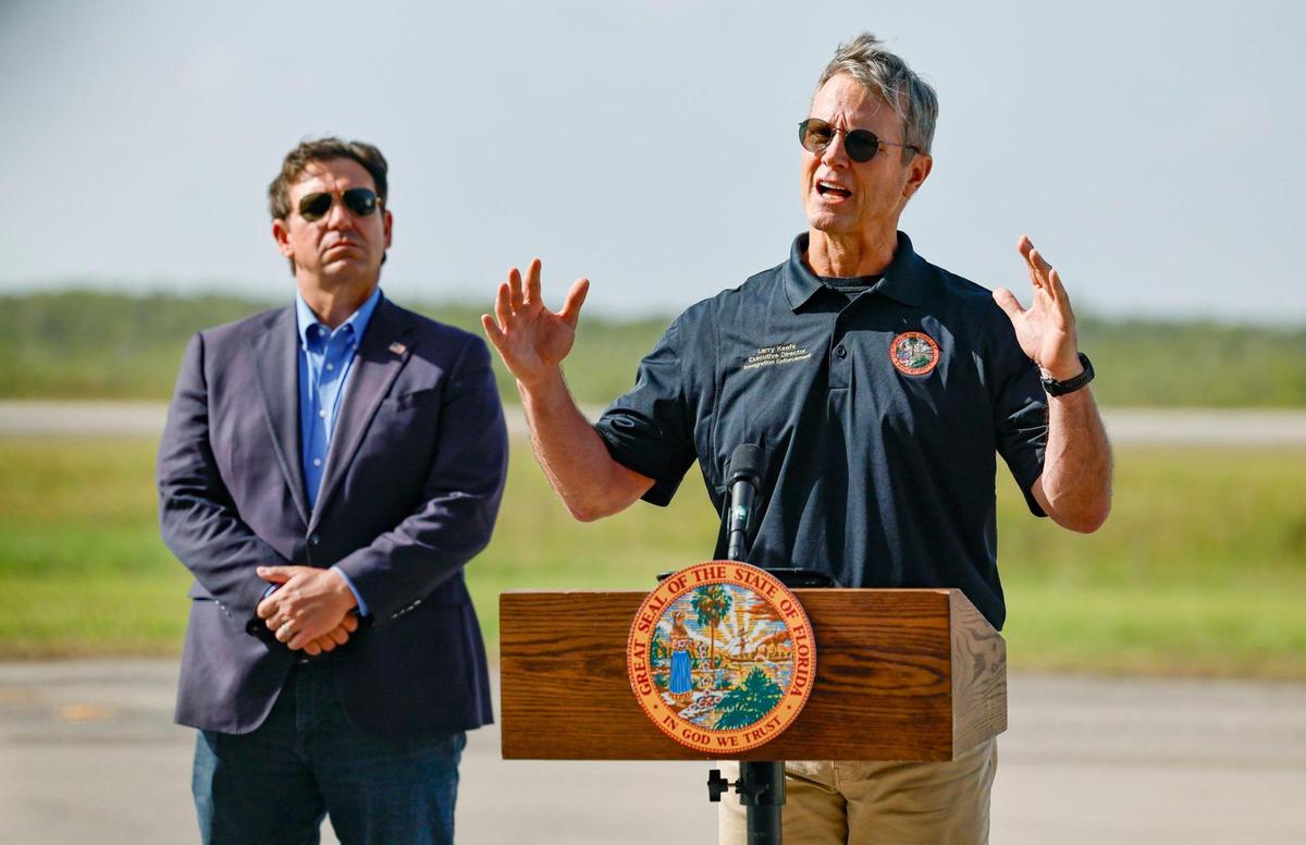 El director ejecutivo de la Junta Estatal de Control de Inmigración de Florida, Larry Keefe, habla con los periodistas durante una conferencia de prensa con el gobernador Ron DeSantis mientras se encuentran en la pista de aterrizaje del avión Alligator Alcatraz en Ochopee, Florida, el viernes 25 de julio de 2025.