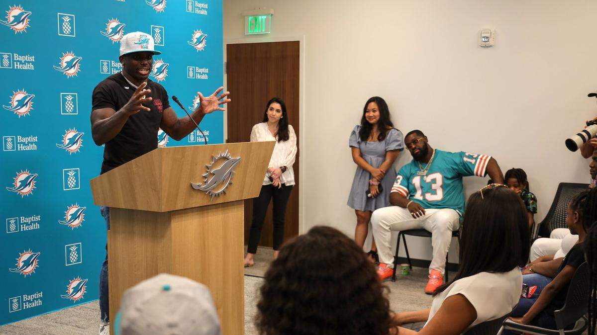Tyreek Hill habla en la conferencia de prensa donde fue presentado junto a Terrom Armstead (#13) como nuevos jugadores de los Dolphins, el 24 de marzo de 2022 en Miami Gardens, Florida.