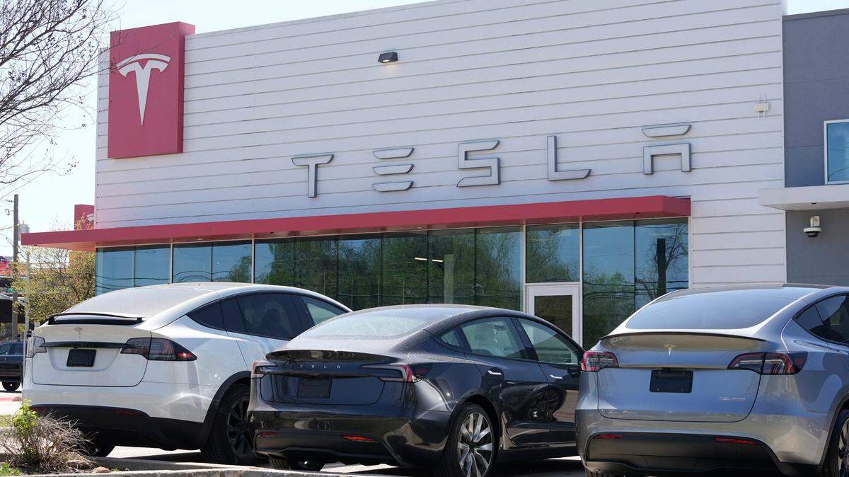Un hombre que supuestamente prendió fuego a cinco autos en una tienda de Tesla y los tiroteó con un rifle semiautomático se presentó ante una corte de Estados Unidos este jueves para enfrentar cargos.