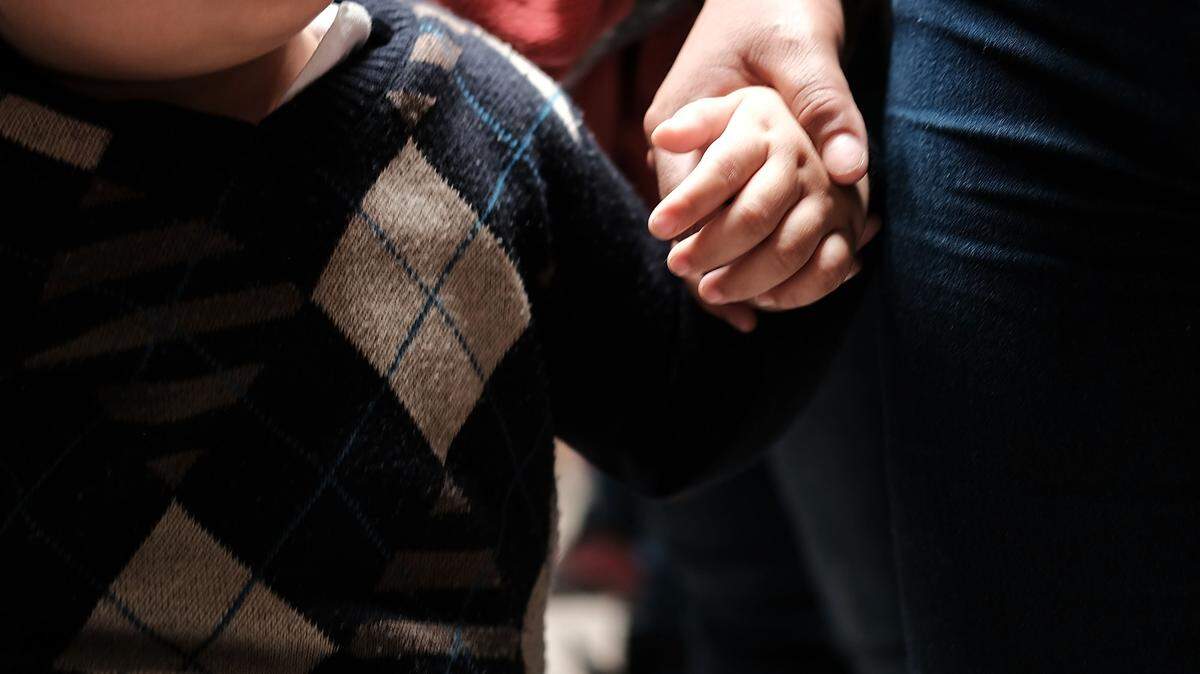 Mientras la Casa Blanca enfrenta órdenes judiciales para reunir a las familias separadas en la frontera, se está exigiendo a niños inmigrantes tan chiquitos como de 3 años que comparezcan ante una corte para enfrentar sus propios procesos de deportación.