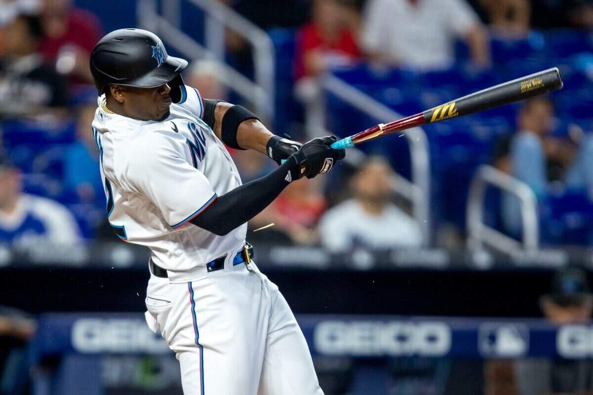 El jardinero cubano Jorge Soler batea en el primer inning del partido ante los Filis de Filadelfia, el 17 de abril de 2022 en Miami.