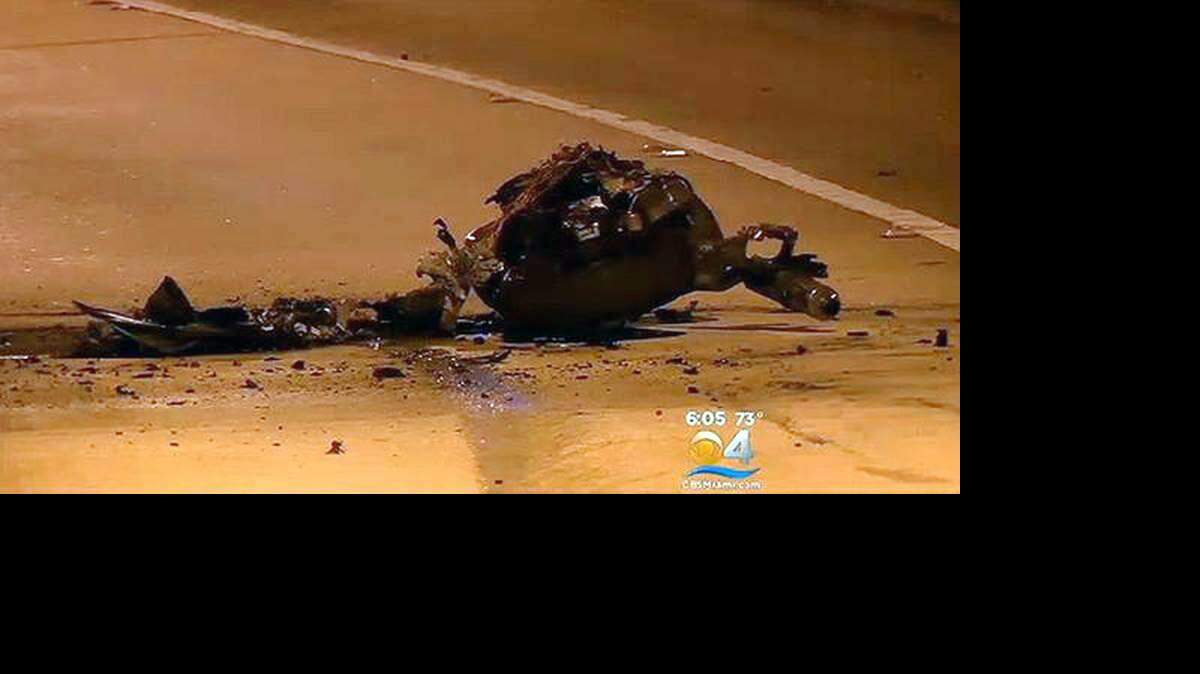 De acuerdo con varios testigos, poco antes del accidente, el motociclista hacía maniobras en la máquina, iba a alta velocidad y entraba y salía de entre los vehículos, posiblemente para impresionar a una conductora que viajaba en la misma dirección que él.