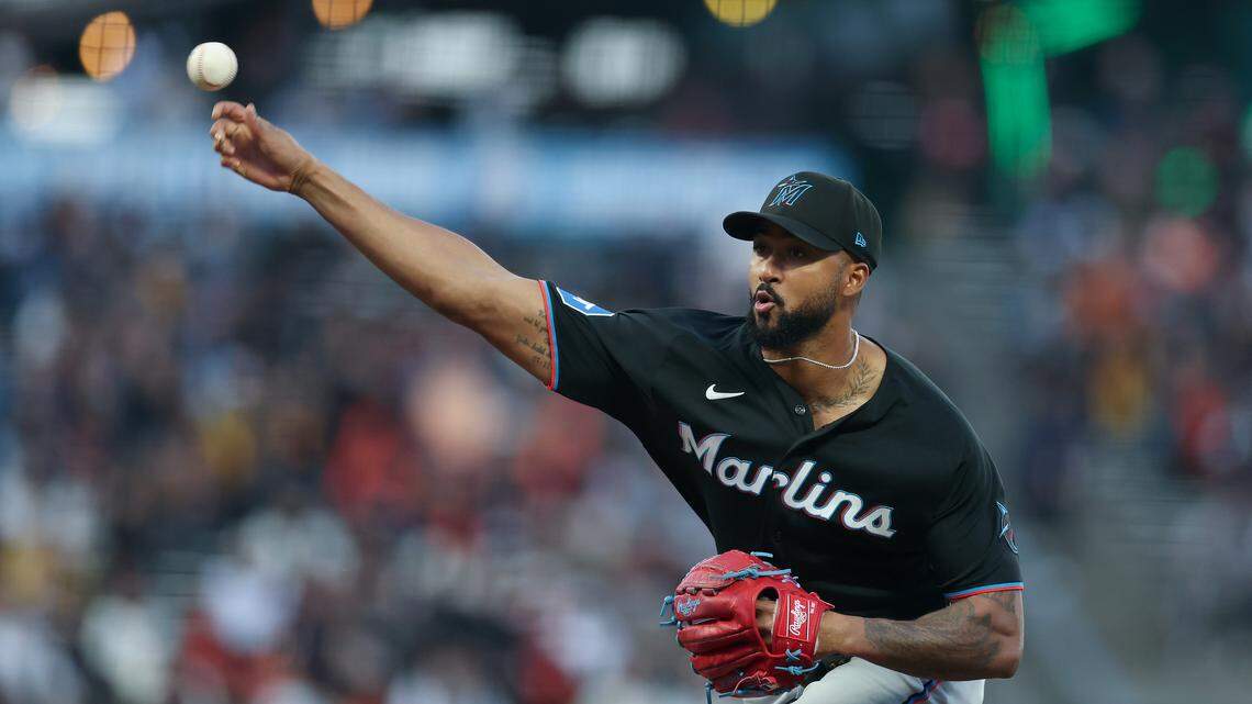 Sandy Alcántara, #22 de los Miami Marlins, lanza contra los San Francisco Giants en la primera entrada en el Oracle Park el 24 de abril de 2026 en San Francisco, California.