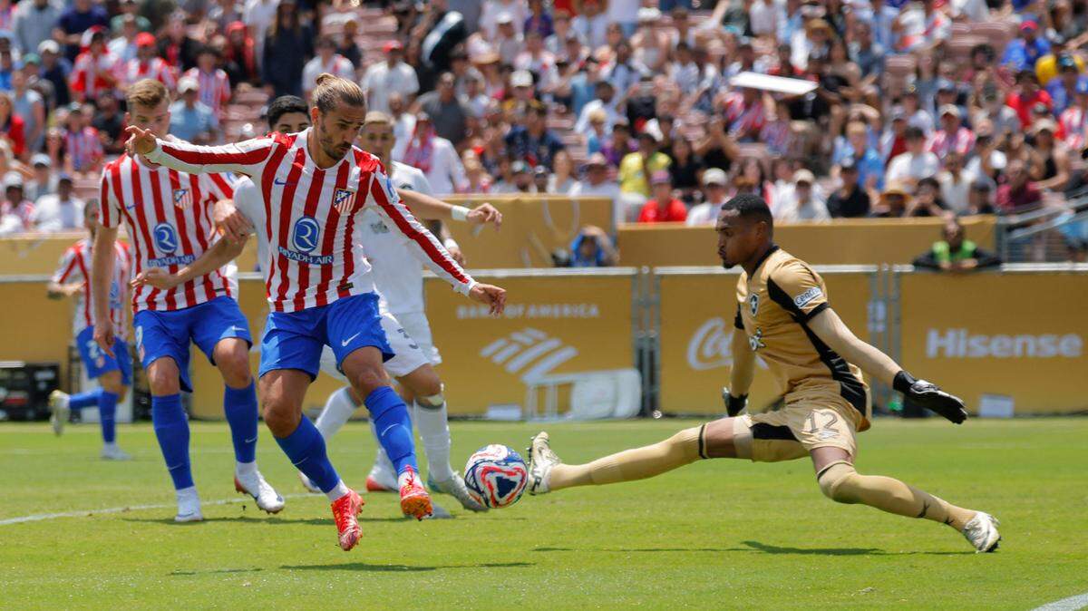 El portero de Botafogo John Maciel detiene un disparo del delantero del Atlético de Madrid Antoine Griezmann, en el partido del Grupo B del Mundial de Clubes celebrado el 23 de junio de 2025 en Pasadena, California.