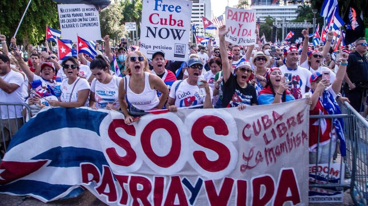 Hace un año, una multitud de cubanos acudieron al Bayfront Park en Miami para manifestarse a favor de la libertad y en contra de la dictadura de Cuba y otros paises el 31 de julio de 2021.