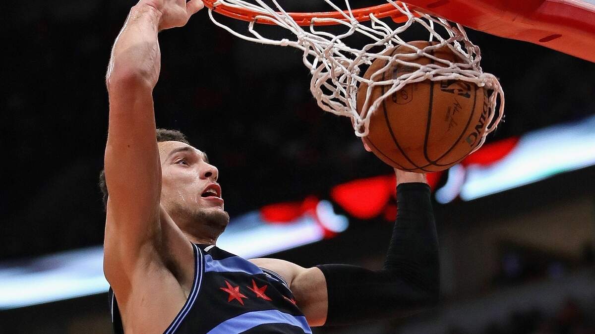 Zach LaVine clava la pelota por los Bulls en un partido ante el Heat, el 23 de noviembre de 2018.