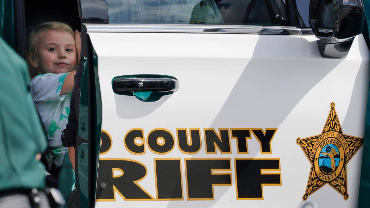 Se ve a Serafina Gingles, de cuatro años, a salvo en un vehículo de la Oficina del Sheriff de Broward en el estacionamiento de un Walmart en Tamarac, el domingo 16 de febrero de 2025. Había sido el foco de una alerta Amber tras un tiroteo en Tamarac. Fue sacada de la residencia y un hombre que conducía un BMW plateado en el que ella se encontraba fue detenido en el Walmart.