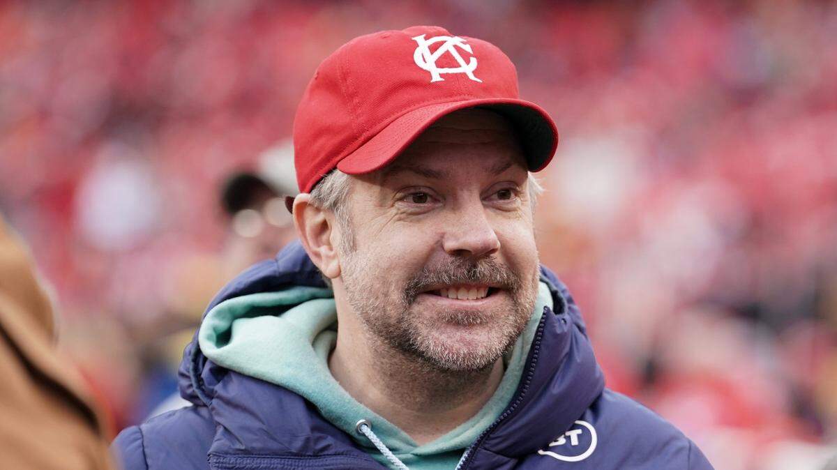 El actor Jason Sudeikis en el campo antes de un partido entre los Kansas City Chiefs y Los Angeles Rams en GEHA Field en el Arrowhead Stadium.