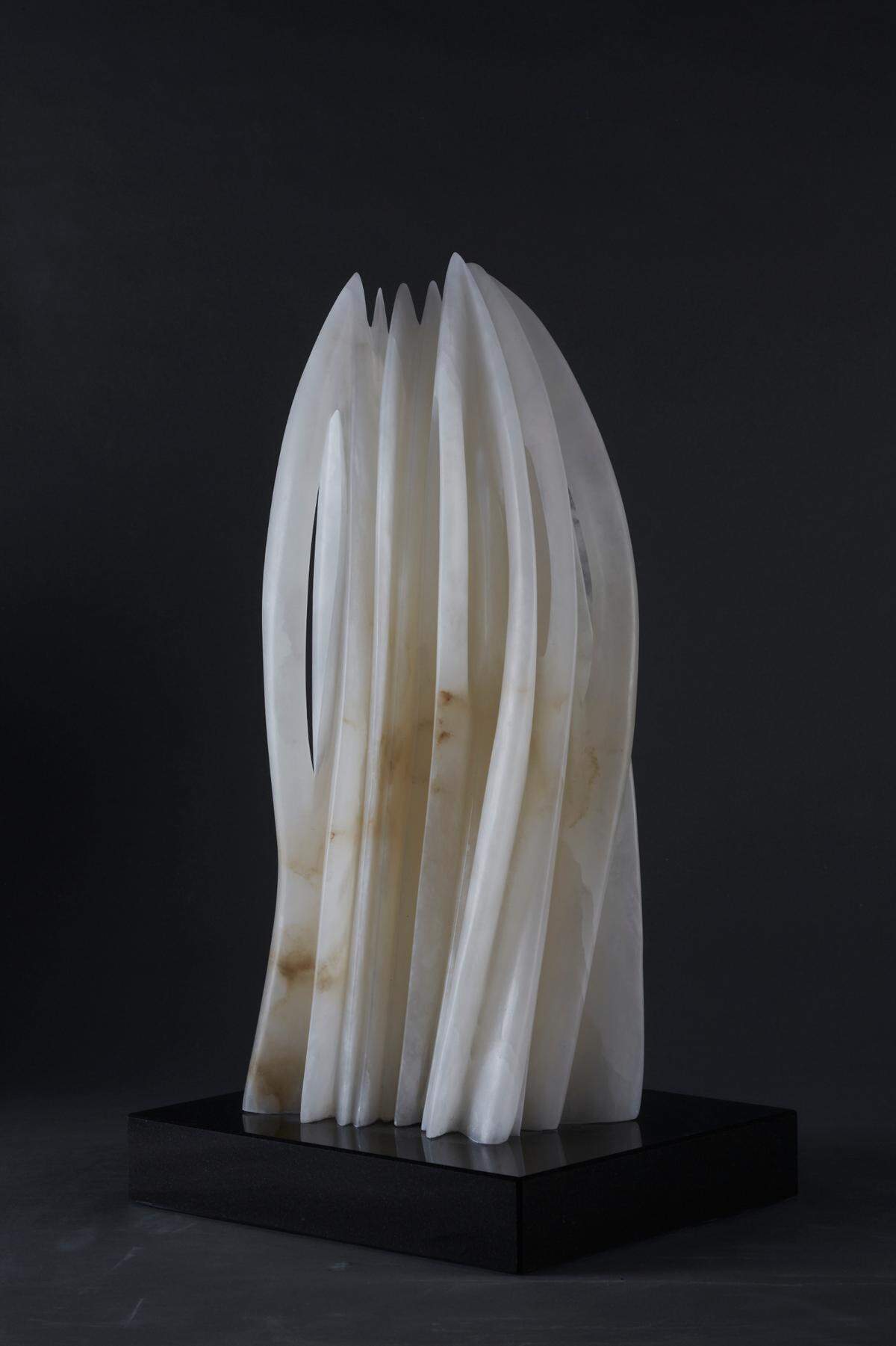 ‘Untitled’, 2024, alabastro, 22 x 8 x 8 pulgadas.
