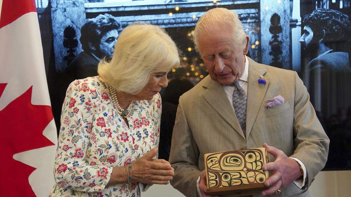 El Rey Carlos III y la Reina Camila miran la llave de Canada House, que fue entregada al Rey por el Alto Comisionado para Canadá, Ralph Goodale, el 20 de mayo de 2025, durante una visita a Canada House en Londres para conmemorar los 100 años desde su apertura en junio de 1925.