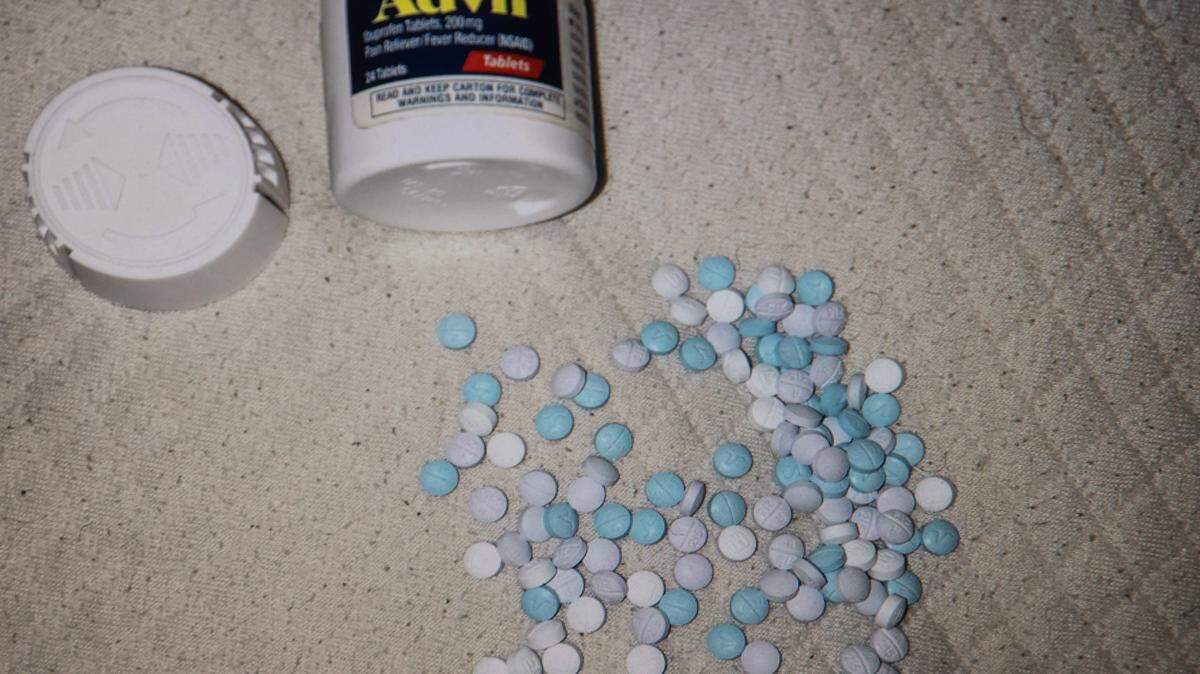 El fentalino, como las pastillas que aparecen en la fotografía, es un opio sintético altamente adictivo que el gobierno de EEUU culpa de causar la muerte de unos 70,000 estadounidenses al año.