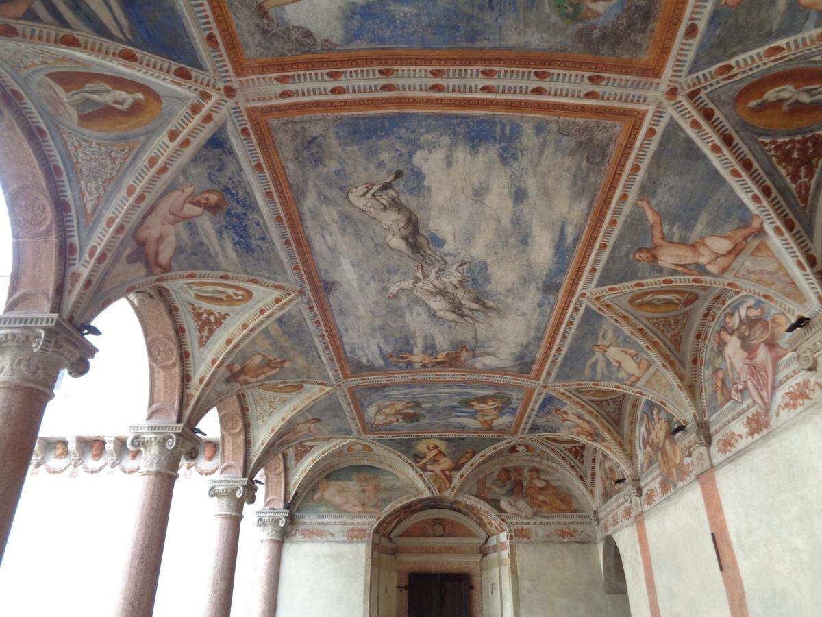 Frescos en una de las galerías del Castillo del Buonconsiglio.