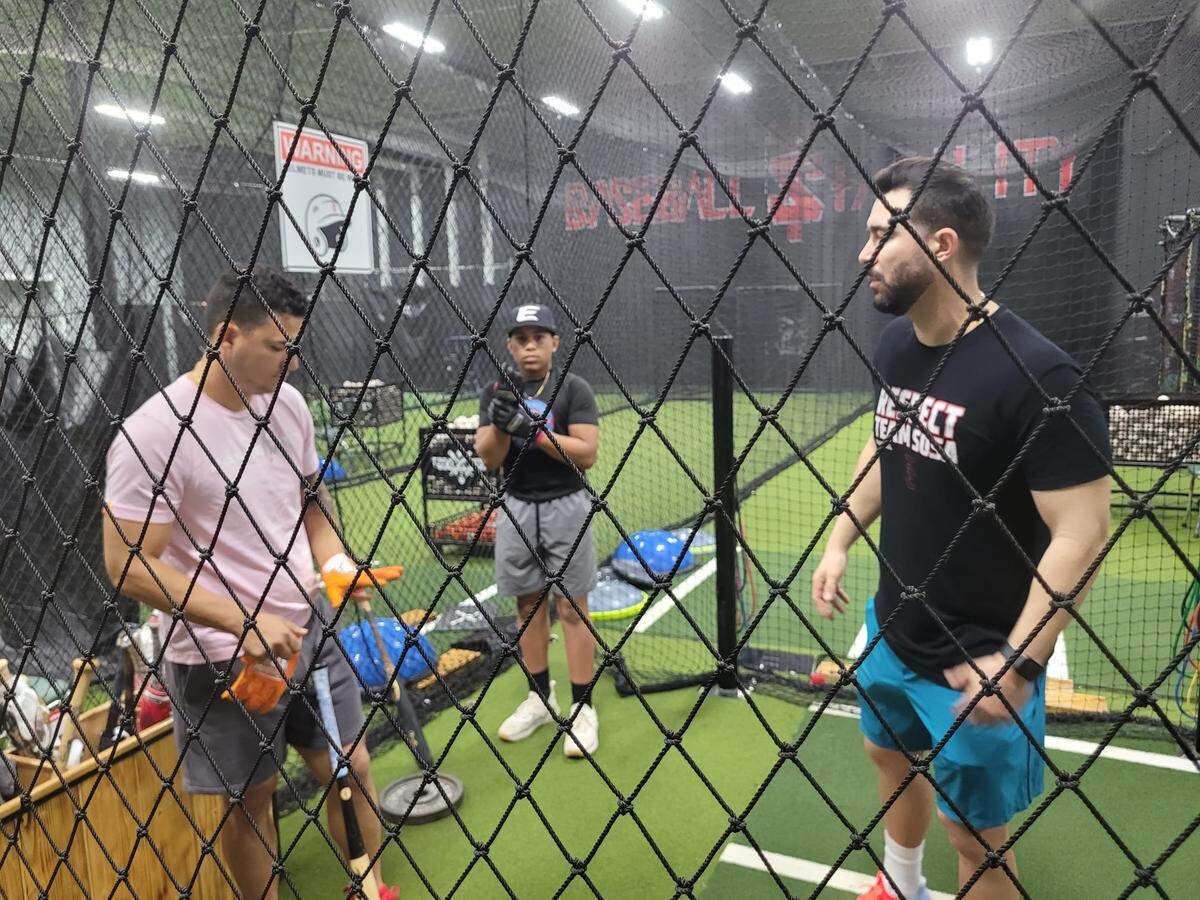 José Iglesias siempre ha trabajado duro y como cada invierno acude al profesor Ricardo Sosa para mejorar su bateo.