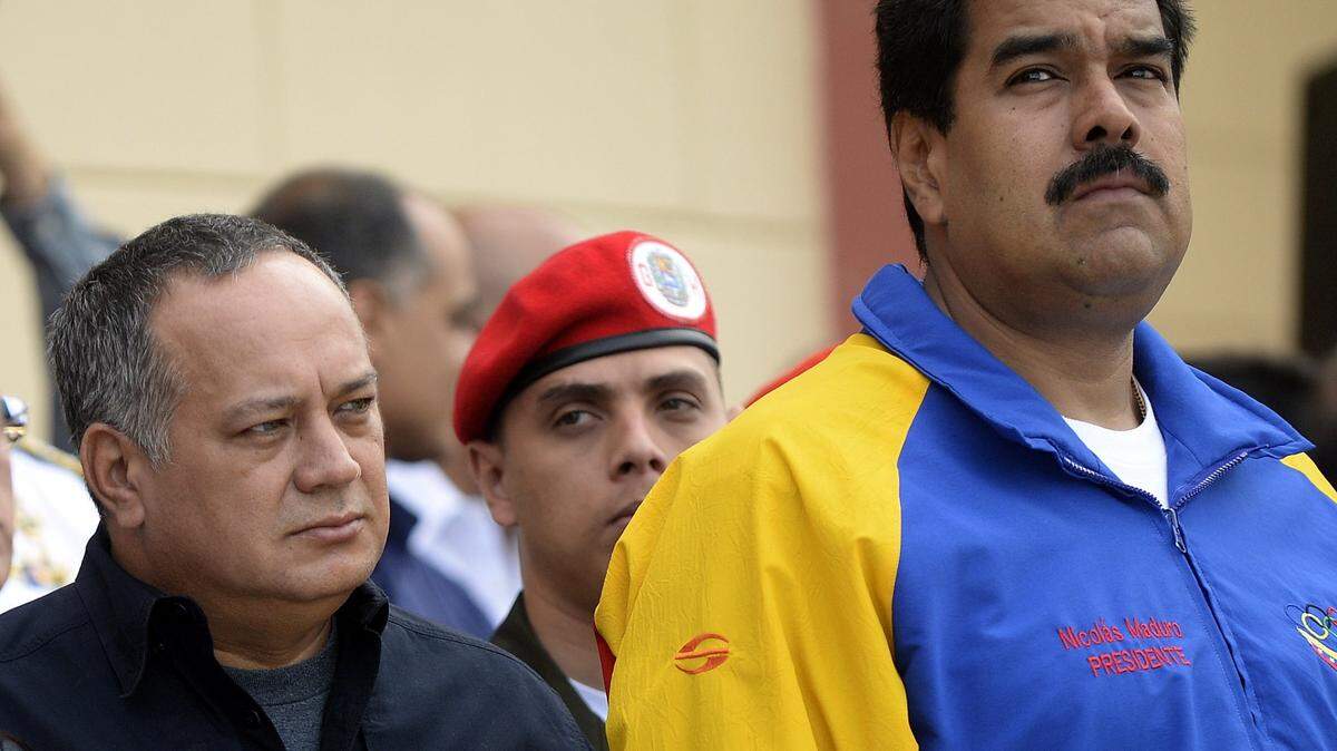 Nicolás Maduro y Diosdado Cabello durante una ceremonia en Caracas para honrar a Hugo Chávez tras la muerte del mandatario venezolano en el 2013.