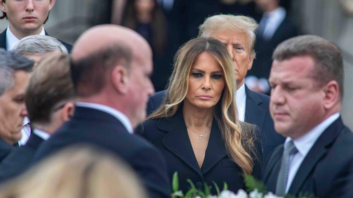 Melania Trump observa cómo los portadores del féretro se preparan para cargar el ataúd de su madre, Amalia Knavs, en un coche fúnebre después de su funeral en la Iglesia de Bethesda-by-the-Sea.