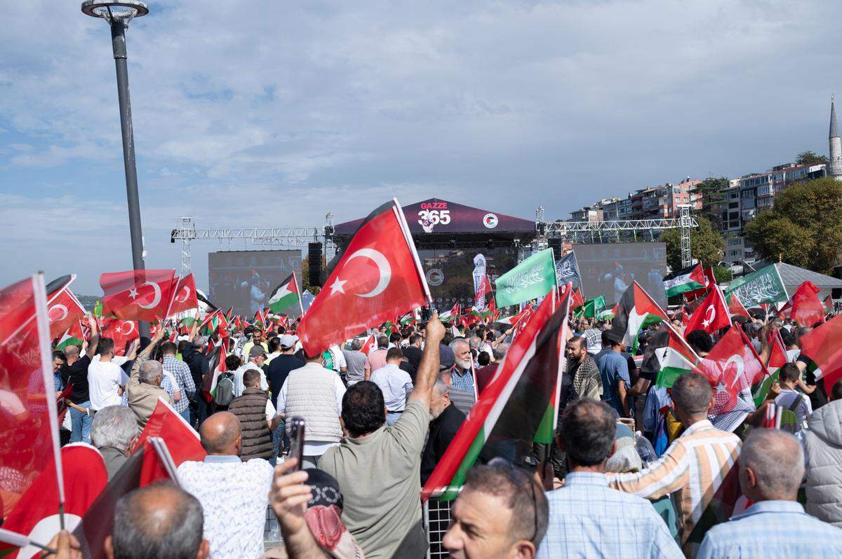 Miles de personas protestan en solidaridad con los palestinos, el domingo 6 de octubre de 2024 en Estambul, Turquía.