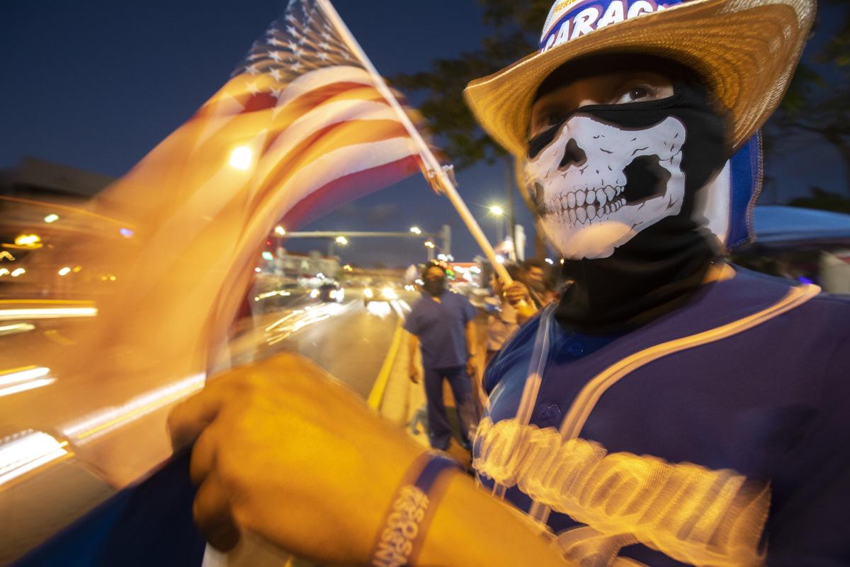 Un nicaragüense se cubre el rostro con un pañuelo, costumbre que muchos adoptaron en Nicaragua por protección y aún no han abandonado, durante una protesta en la NW 17th Avenue y W Flagler Street en Miami el viernes 15 de marzo de 2019.
