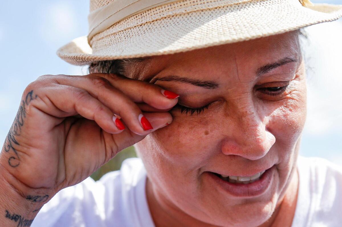 Lillian Vázquez, presidenta de WynWomen, se emociona al hablar de la situación de los desamparados en Miami, en la Iglesia Rescate en Hialeah, donde ha llevado a un grupo para que se bañen en el tráiler móvil, que proporcionan los miembros de la iglesia, el 12 de febrero.