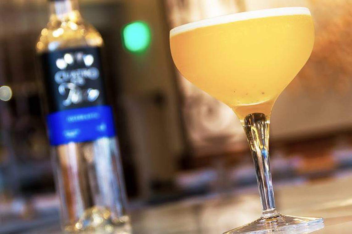 El “passion sour” con pisco, concentrado de maracuyá, claras de huevo y tres gotas del licor amargo Angostura para estimular el apetito.