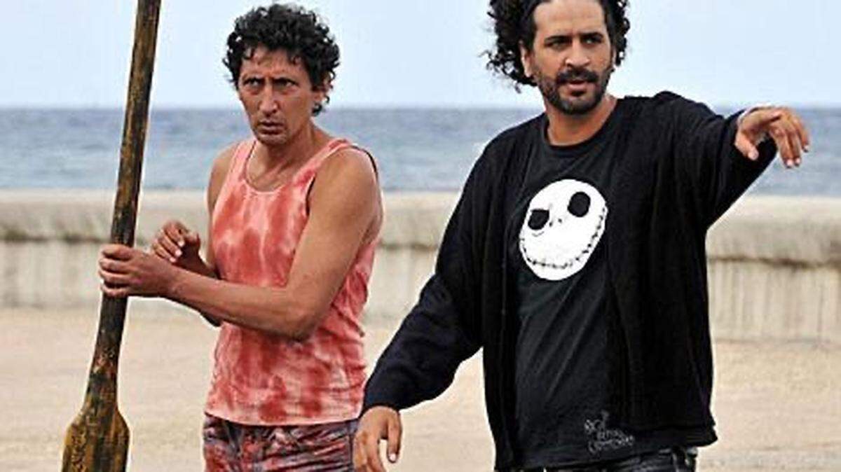 El director Alejandro Brugués (der.) con el actor Alexis Díaz de Villegas en el malecón habanero, durante la filmación de ‘Juan de los Muertos’. La película, sobre una invasión de zombis en La Habana, se presenta en Miami en el Ciclo de cine cubano del Miami Dade College, el 5 de diciembre del 2024.