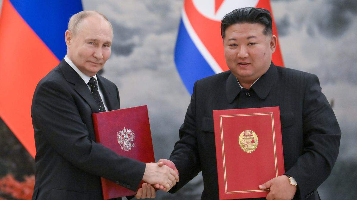 Los gobernantes de Rusia, Vladímir Putin (izq.), y Corea del Norte, Kim Jong-un, firmaron el miércoles en Pionyang un acuerdo estratégico que incluye la asistencia militar mutua en caso de ataque y articulará su relación, fortalecida al calor de la guerra de Ucrania y la apuesta nuclear de Pionyang.