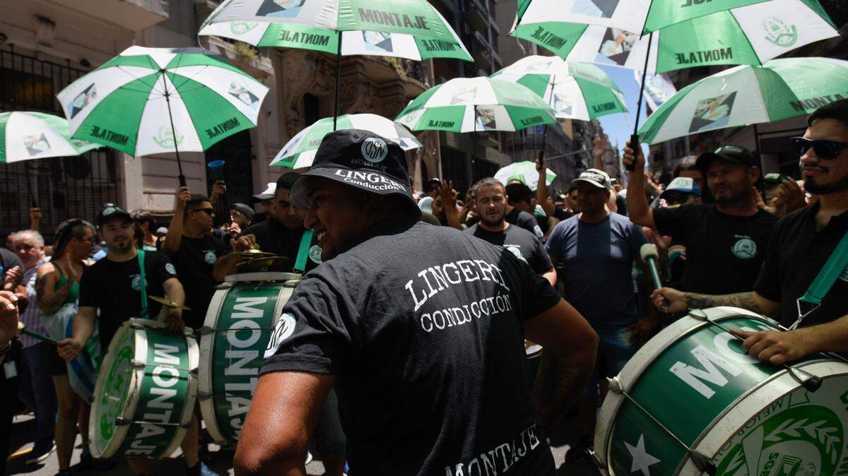 Miembros de sindicatos de trabajadores protestan contra las reformas del presidente argentino Javier Milei, en Buenos Aires, el miércoles 24 de enero de 2024.