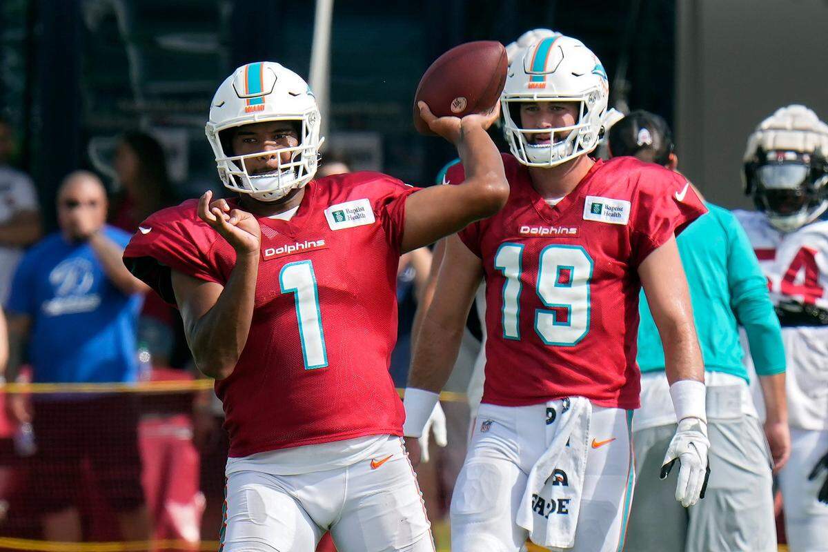 El quarterback de los Dolphins Tua Tagovailoa lanza el ovoide en una práctica conjunta con los Buccaneers, celebrada el 10 de agosto de 2022 en Tampa, Florida.