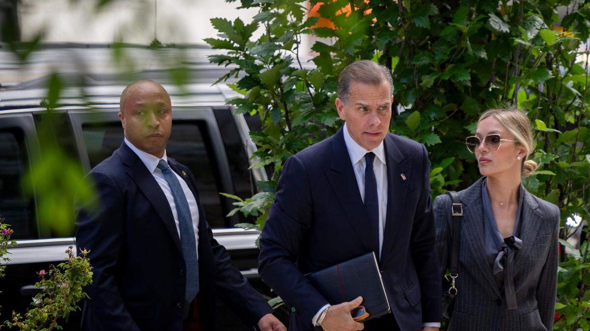 El hijo del presidente de Estados Unidos Joe Biden, Hunter Biden, entra en el edificio federal J. Caleb Boggs con su esposa, Melissa Cohen Biden, para el inicio del juicio por posesión de armas en su contra en un tribunal de Wilmington, Delaware, el 3 de junio de 2024.