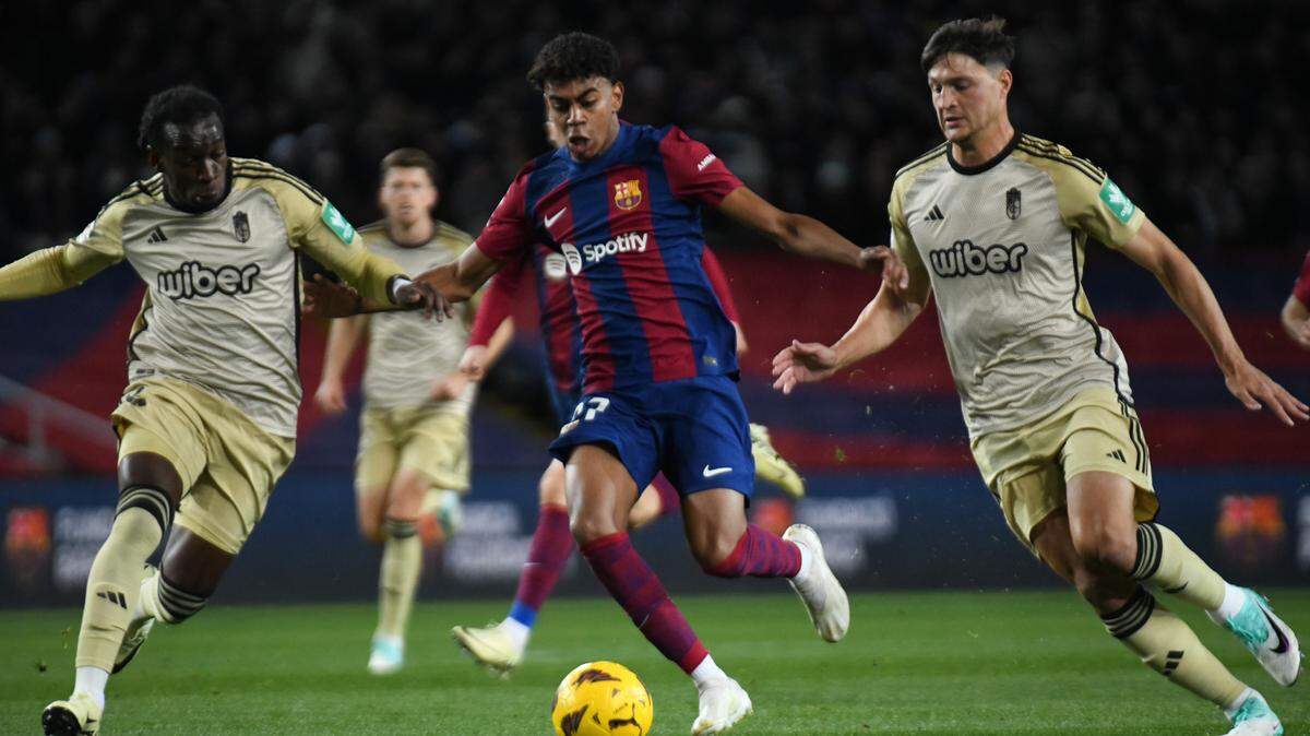 Lamine Yamal festejó su primer doblete, con el que rescató el domingo al Barcelona de la derrota para que empatara en casa 3-3 ante el Granada en la liga española.