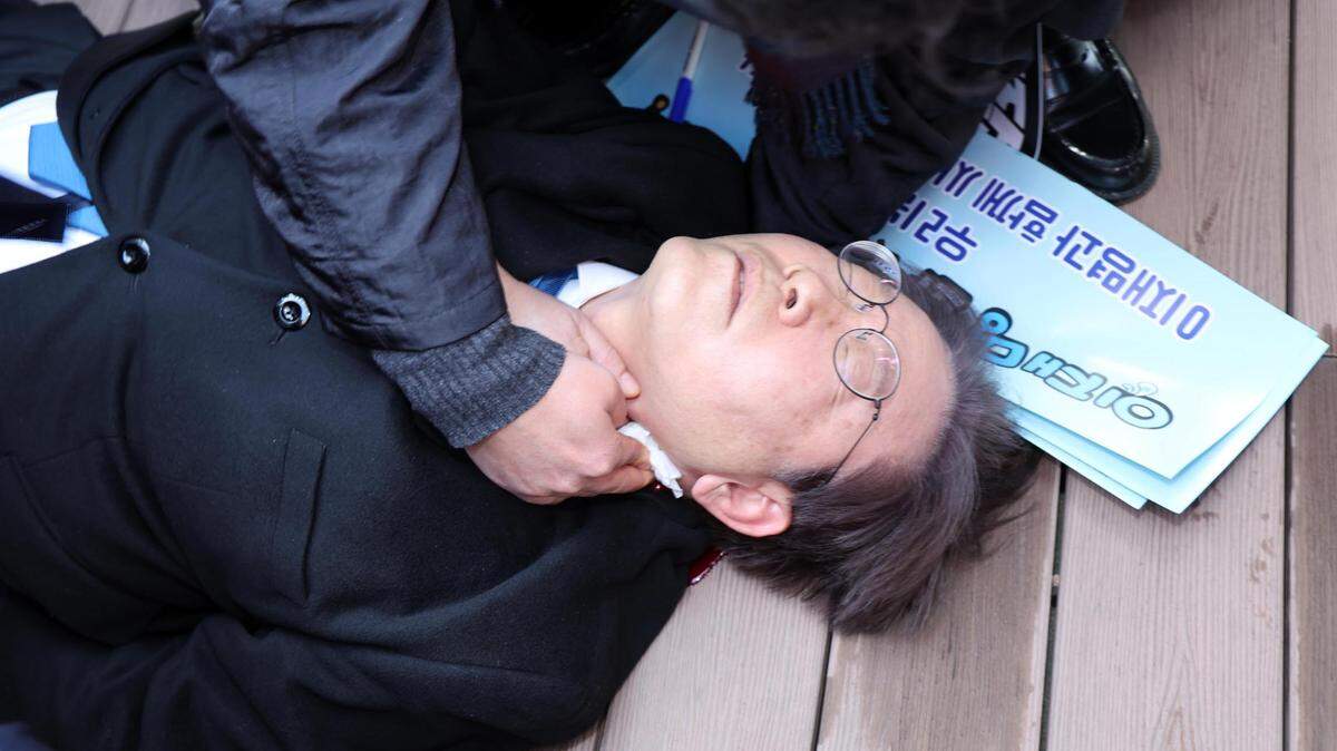 El líder opositor surcoreano Lee Jae-myung fue atacado y herido el martes por un hombre no identificado durante una visita a la ciudad suroriental de Busan.