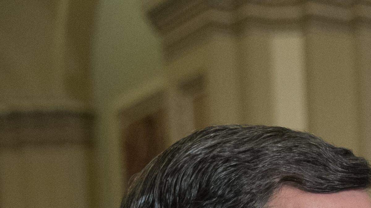 (De izq. a dcha.) El senador por Wyoming, John Barrasso; el líder de la mayoría del Senado, Mitch McConnell; el senador por Dakota del Sur, John Thune (atrás) y el senador por Texas, John Cornyn hablan a los medios de comunicación el martes en el Capitolio, Washington DC.  
