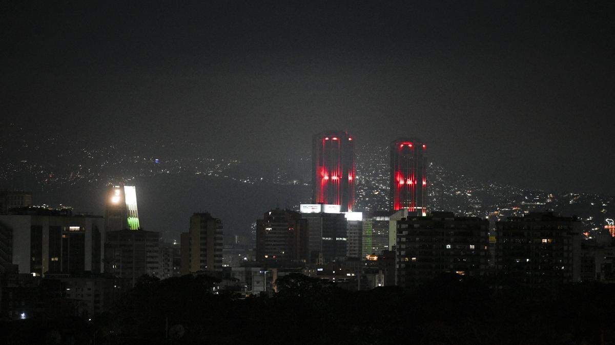 Vista nocturna de Caracas tomada después de una serie de explosiones que se escucharon el sábado 3 de enero de 2026. Fuertes explosiones, acompañadas de sonidos similares a los de sobrevuelos de aviones, se escucharon en Caracas alrededor de las 2 a.m. (06:00 GMT) del sábado 3 de enero, según informó un periodista de la AFP.