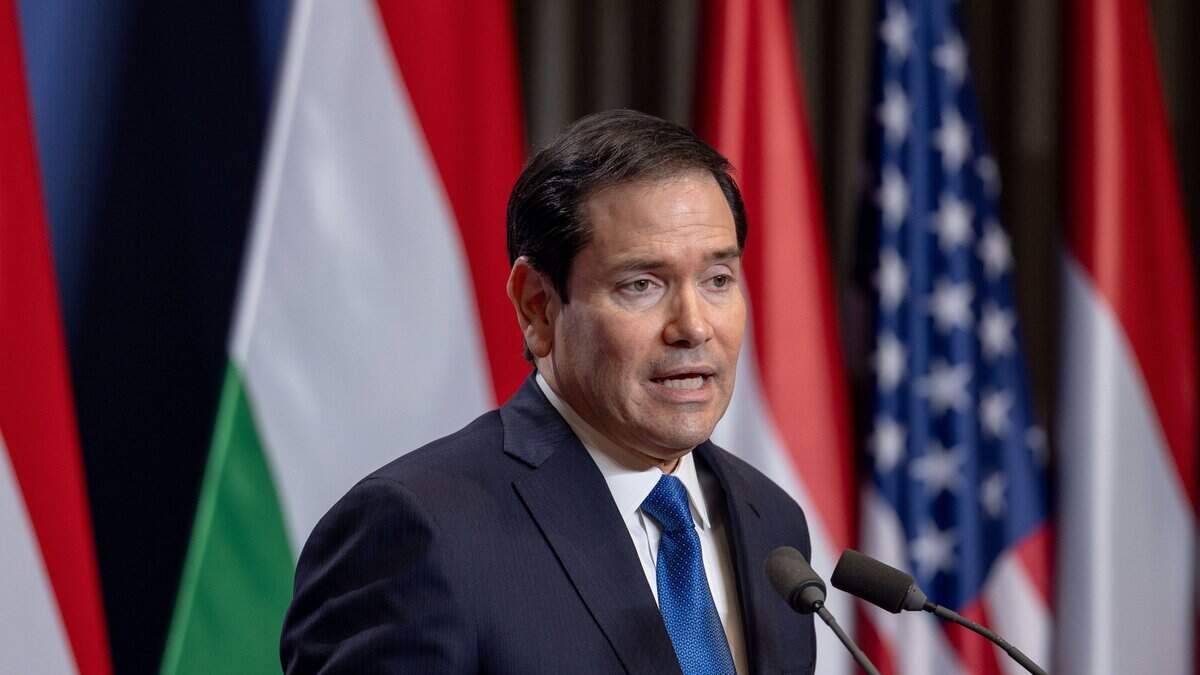 El secretario de Estado de Estados Unidos, Marco Rubio, habla junto al primer ministro de Hungría, Viktor Orbán (no aparece en la imagen), durante una conferencia de prensa conjunta el 16 de febrero de 2026, en Budapest, Hungría.